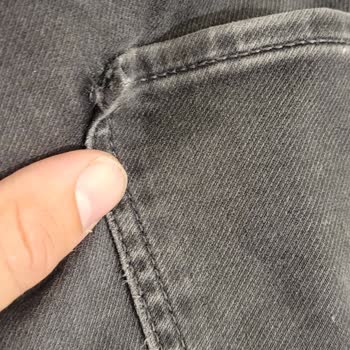 Arka Cebindeki Yırtık Pantolon Ve Mağaza Personelinin Saygısız Tutumu