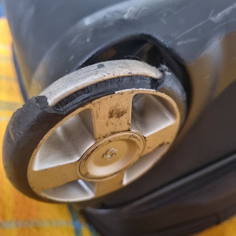 Samsonite'ye İki Defa Mail Gönderdim, Cevap Alamadım Ve Kayıp Tekerlek İçin Destek Bekliyorum
