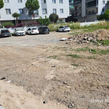 Molozlar Boş Arsada Bırakıldı, Araç Parkı Engellendi
