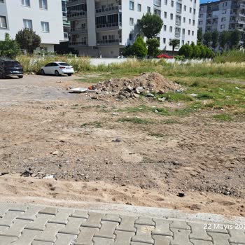 Molozlar Boş Arsada Bırakıldı, Araç Parkı Engellendi