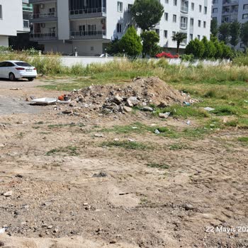 Molozlar Boş Arsada Bırakıldı, Araç Parkı Engellendi