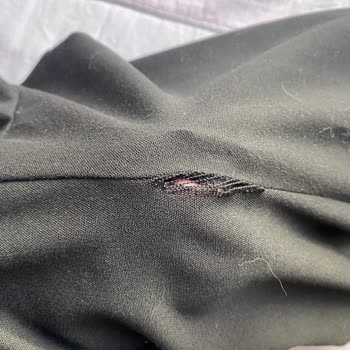 Siyah V Yaka Ceket Pantolon Takımında Açılan Dikiş Nedeniyle Değişim İsteği