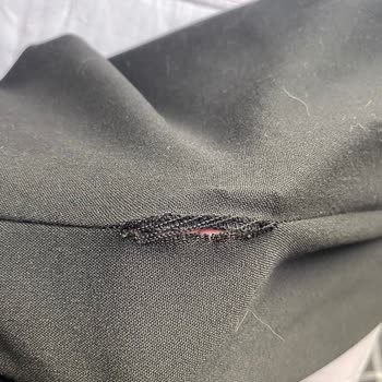 Siyah V Yaka Ceket Pantolon Takımında Açılan Dikiş Nedeniyle Değişim İsteği