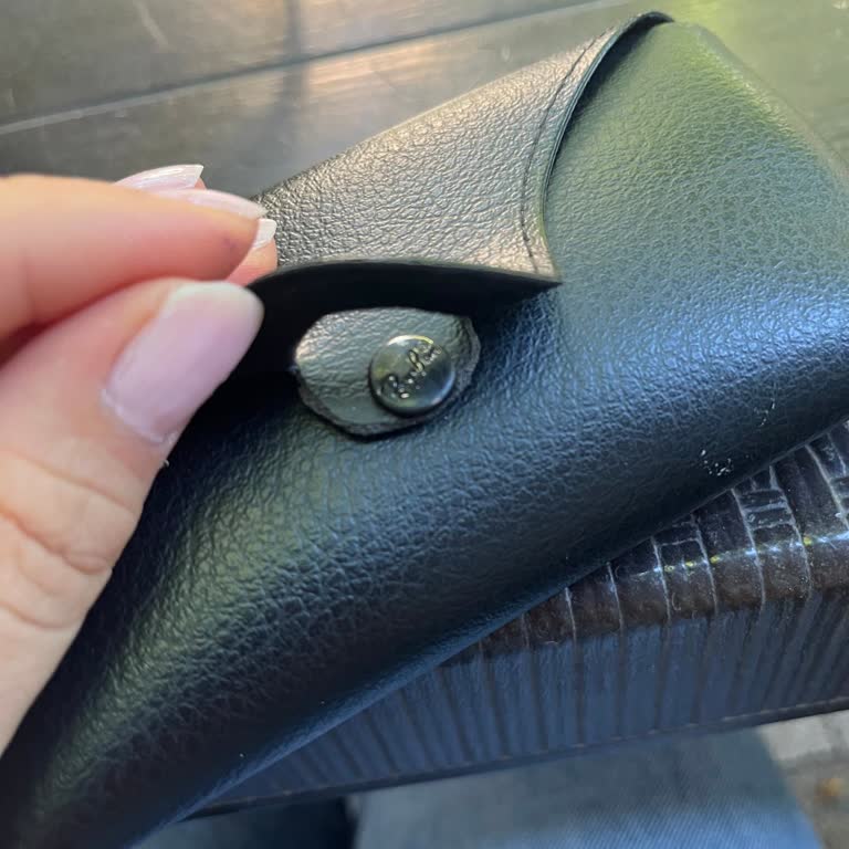 Rayban Gözlük Kılıfının Yırtılması Ve Ücretsiz Değişim Talebi