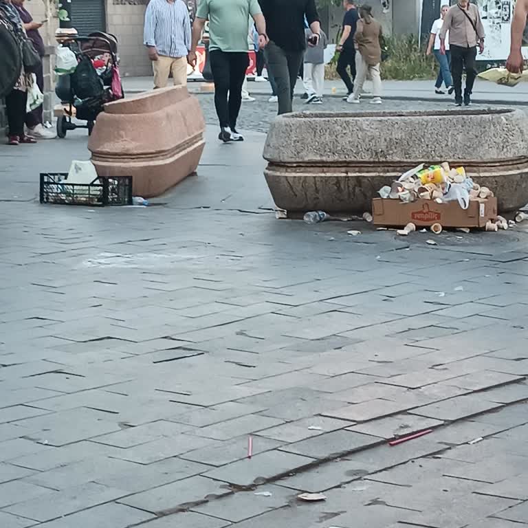 Dört Ayaklı Minare Çevresinde Çöp Yığınları Ve Temizlik Eksikliği