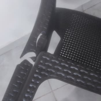 Dayanıksız BİM Sandalyeleri İlk Kullanımda Kırıldı, Sağlık Riski Oluştu