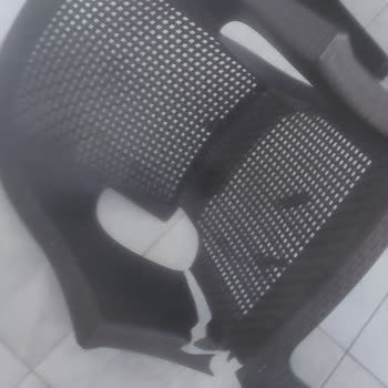 Dayanıksız BİM Sandalyeleri İlk Kullanımda Kırıldı, Sağlık Riski Oluştu