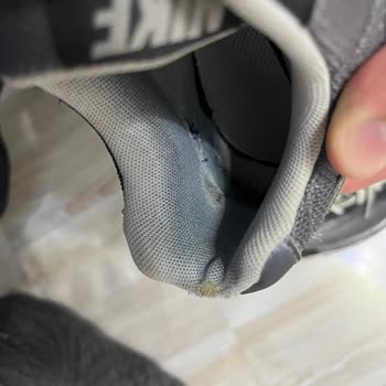 Nike Sneaker İç Astarı Yırtıldı, Üretim Hatası Olarak Değerlendirilip Değişim Talebi