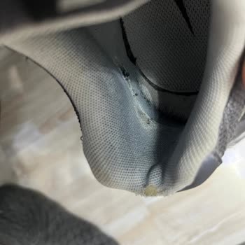 Nike Sneaker İç Astarı Yırtıldı, Üretim Hatası Olarak Değerlendirilip Değişim Talebi