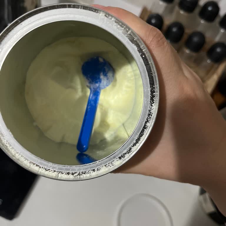Sarı Renkli Hipp Bebek Maması Kutularının Bebeği Şiddetle Kusturması