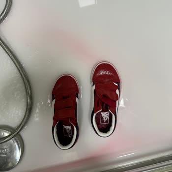 Vans Çocuk Ayakkabısının Boyası Suyla Temas Edince Akar