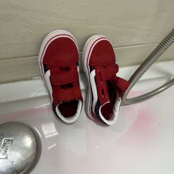 Vans Çocuk Ayakkabısının Boyası Suyla Temas Edince Akar
