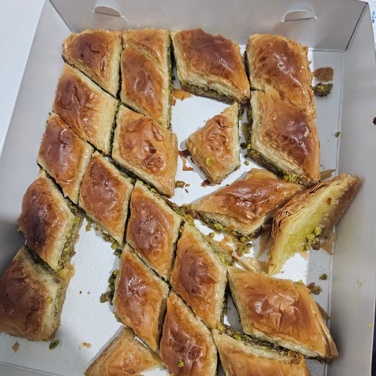 Üstü Kuru, Altı Şerbete Boğulmuş Baklava