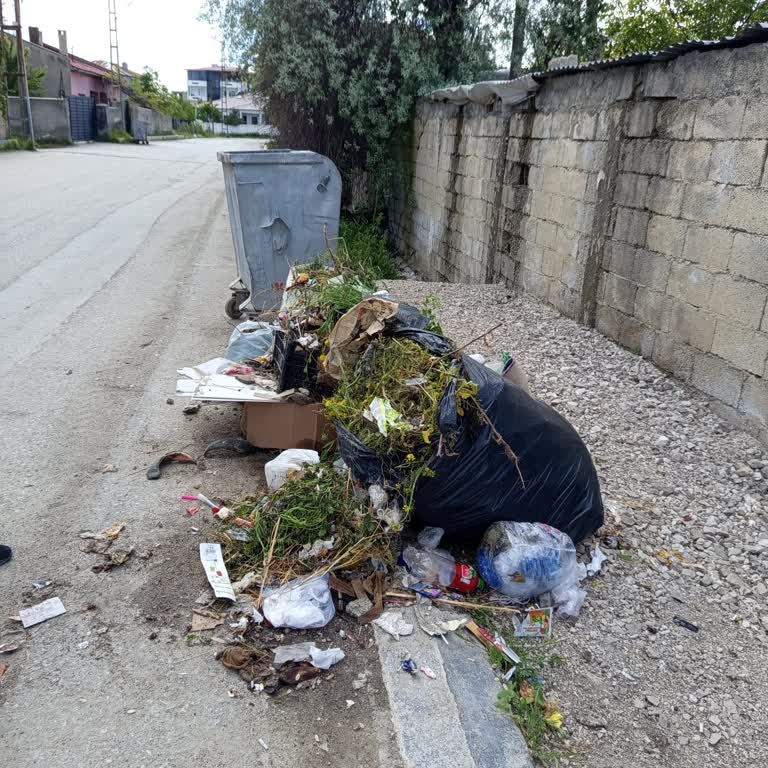 İpekyolu Belediyesi Buzhane Mahallesinde Çöp Alınmaması Bayram Öncesi Kriz