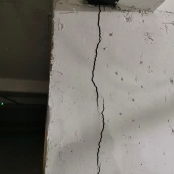 Bina Çatlakları Ve Kanalizasyon Karışması Sağlık Krizine Yol Açıyor