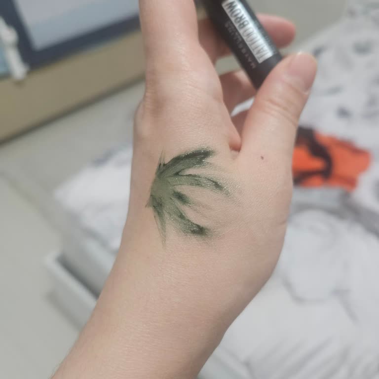 Maybelline Kaş Dövmesi'nde Yeşil Renk Sorunu