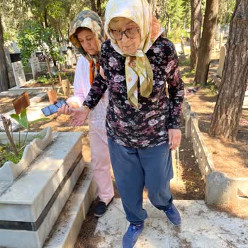 Yaşlı Ziyaretçiye Mezarlık Servisi Tarafından Keyfi Red Ve Saygısız Davranış