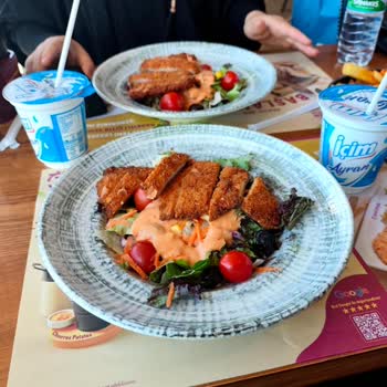 Böcekli Yemek Ve Personelin İlgisiz Tavrı