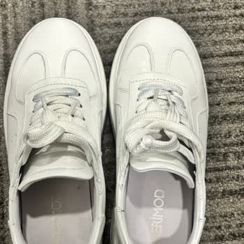 Sert Ve Dar Deri Sneaker Ayak Yaralıyor, Değişim Reddedildi