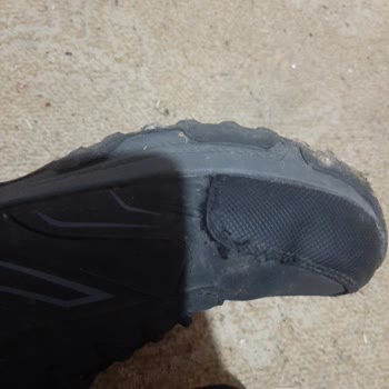 Açılan Dikişler Nedeniyle Kullanılamaz Ayakkabı Ve Mağaza Sorumluluk Reddi