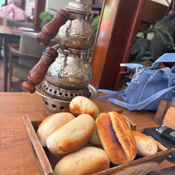 Kahve Bahane'de Cam Kenarı Oturma Reddedildi, Bardak Getirilmedi, Yetersiz Kahvaltı Ve Kaba Servis