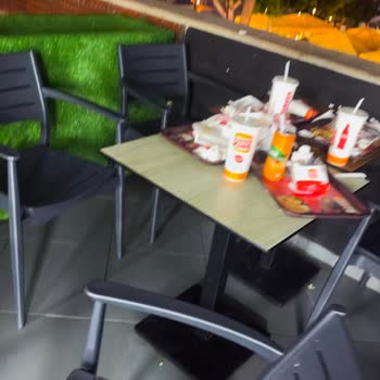 Üst Kat Hijyen Sorunu: Masalar Çöp Ve Bardakla Dolu