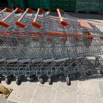 Migros Şubesinde Market Arabaları Araçta Zarar Verdi, Sorumluluk Vermedi