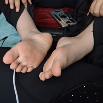 Muavinin Çocuğun Ayaklarını Kirli Sanması Ve Aileyi Mahcup Etmesi