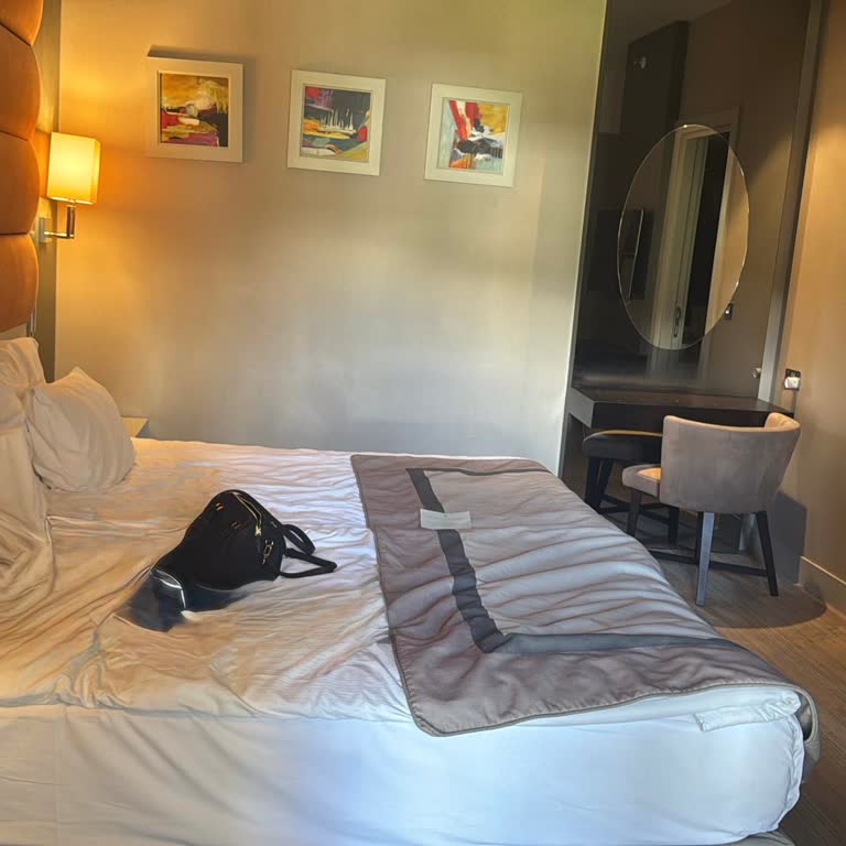 Rezervasyondaki 40 M² Oda Yerine 25 M² Küçük Oda Ve Çocuk Yatağı Yok