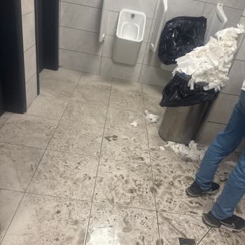 Soğuk Çorba, Kaba Personel Ve Kötü Hijyen