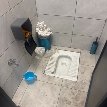 Soğuk Çorba, Kaba Personel Ve Kötü Hijyen
