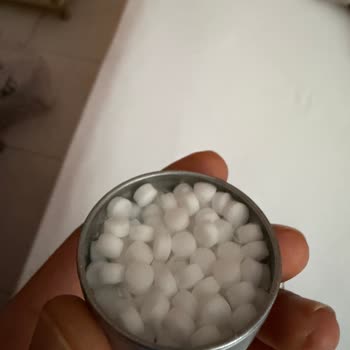Opet Markette Areka Mint Şekeri Bozuk Ve Tüylenmiş