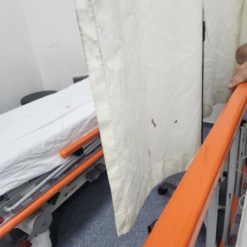 Acil Serviste Kanlı Ve Kirli Sedyeler Hijyen Sorunu