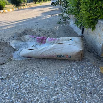 Türk Telekom Çalışma Alanında Kalan Çimento Ve Kum, Yağmurda Yol Çamurla Kapladı