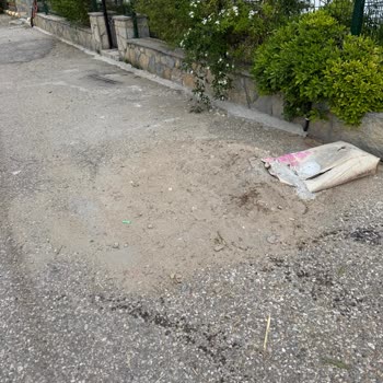 Türk Telekom Çalışma Alanında Kalan Çimento Ve Kum, Yağmurda Yol Çamurla Kapladı