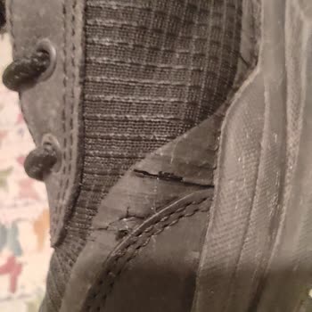 Skechers Ayakkabısında Çatlama Ve Su Girişi, Mağaza Ve Müşteri Hizmetlerinden Reddedilen Talep