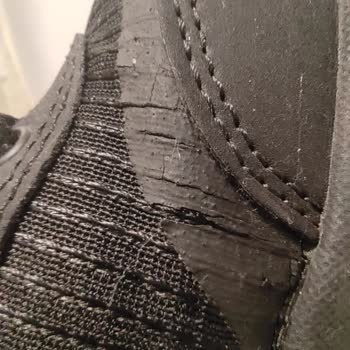 Skechers Ayakkabısında Çatlama Ve Su Girişi, Mağaza Ve Müşteri Hizmetlerinden Reddedilen Talep