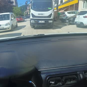 Murat Lojistik Araçının Kontrolsüz Kavşak Girişi Neredeyse Kaza Neden Oldu