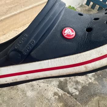 Crocs Terliği Bir Yılda Çatladı, Değişim Talebi