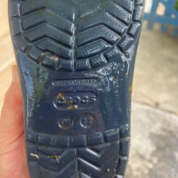 Crocs Terliği Bir Yılda Çatladı, Değişim Talebi