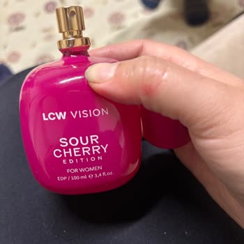 Sour Chery Parfümü Kıyafet Ve Ciltte Pembe Lekeler Bırakıyor