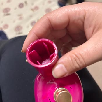 Sour Chery Parfümü Kıyafet Ve Ciltte Pembe Lekeler Bırakıyor