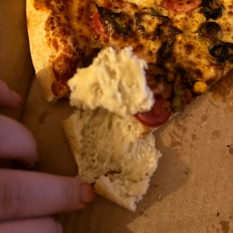Kenarı Peynirli Pizza Yanlış Teslim Edildi, Canlı Destek Yok