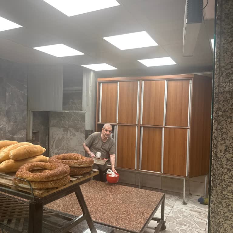 İstanbul Beyoğlu’nda Ağaçlaraltı Meydan Ekmek Fırını’nda Hijyen Ve Düzen Sorunları