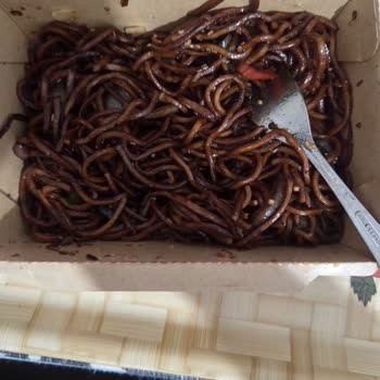 Yemeksepeti'nde Tavuklu Noodle Siparişinde Tavuk Yok Ve Durum Yanlış Gösteriliyor