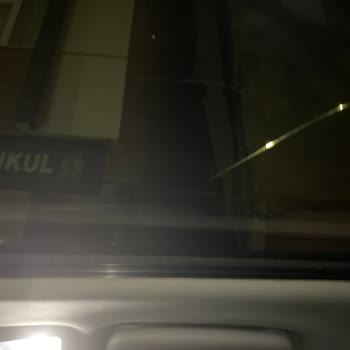 Araç Camı İçindeki Çizikler Sürüşte Büyüyor