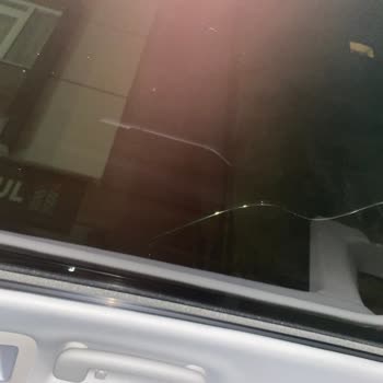 Araç Camı İçindeki Çizikler Sürüşte Büyüyor