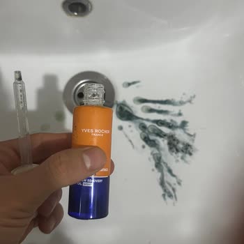 Yves Rocher Hediye Serumu İçinde Siyah Tortu Ve Renk Bozukluğu