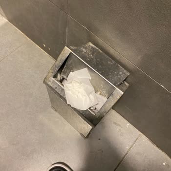 Petrol Ofisi Değirmenaltı İstasyonunda Ücretli Ve Kirli Tuvalet