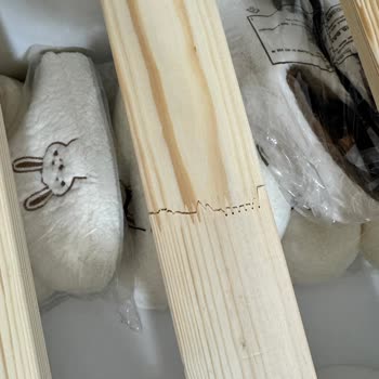 Hemnes Divanda Kırılan Tahta Çıta Güvenlik Ve Kalite Sorunu